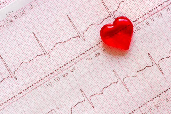 Inimă roșie pe electrocardiogramă medicală