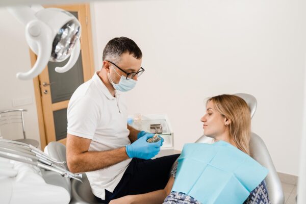 Control stomatologic înainte de un implant dentar: ce trebuie evaluat