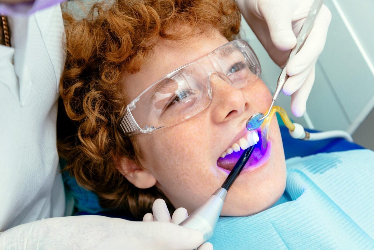Fluoroza dentară: de ce apar petele pe dinți și ce soluții există