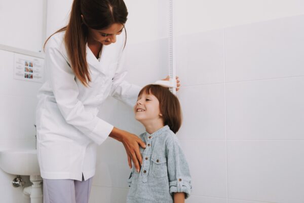 Copilul tău crește normal: cum interpretezi curbele de creștere pediatrice