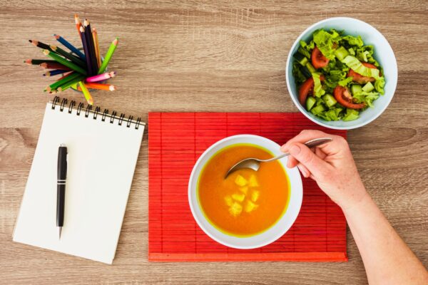Dieta cu supe și ciorbe: poate ajuta la controlul porțiilor?