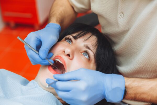 Gingii care sângerează: de ce apare problema și când trebuie verificată