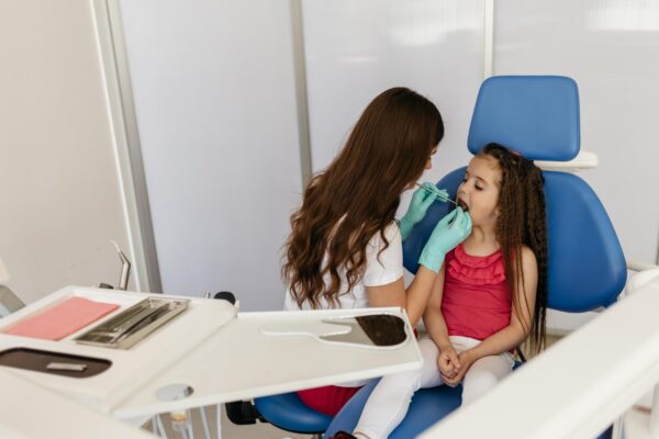 Consultația stomatologică la copii: ce probleme pot fi descoperite din timp