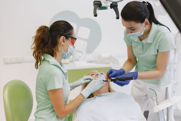 Fistula dentară: cum arată și ce problemă poate ascunde