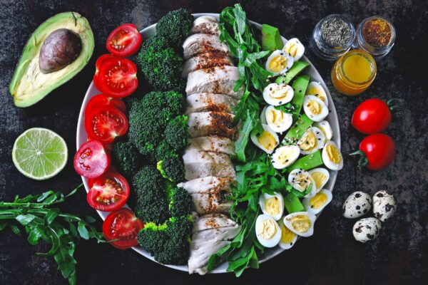 Dieta low-carb: ce presupune și ce alimente poți consuma