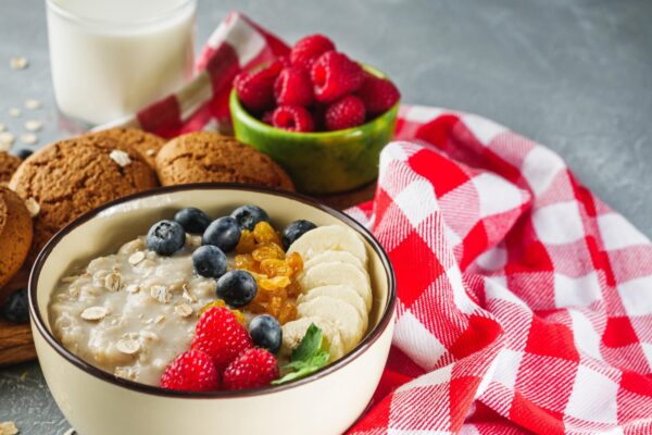Dieta cu ovăz la micul dejun: cum îl combini pentru o masă mai sățioasă