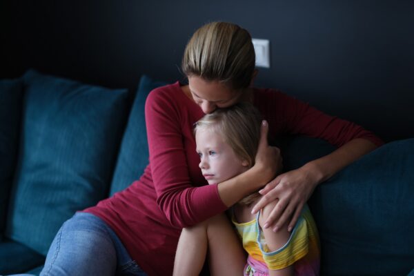 Anxietatea de separare la copii: cum ajuți micuțul să depășească frica