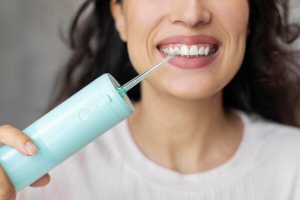 Duș bucal sau ață dentară: care este mai eficient pentru curățarea dintre dinți