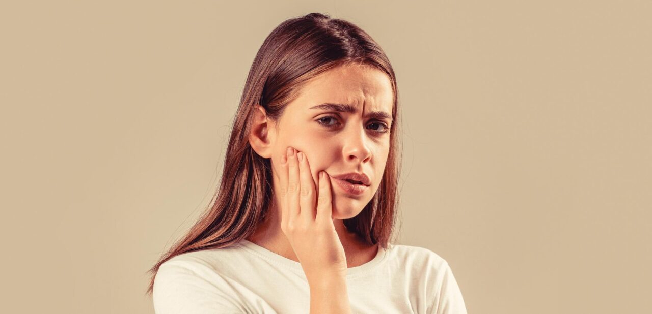 Abcesul dentar: simptome care necesită consult stomatologic rapid