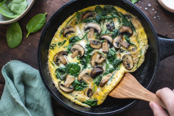 Omletă cu ciuperci și spanac pentru diabetici: o rețetă simplă pentru diminețile aglomerate
