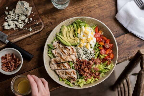 Salată Cobb cu pui și avocado: rețeta cu dressing de iaurt și verdețuri