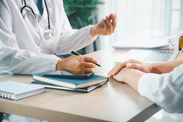 Tratament hormonal după cancerul de sân: ce se urmărește la controale