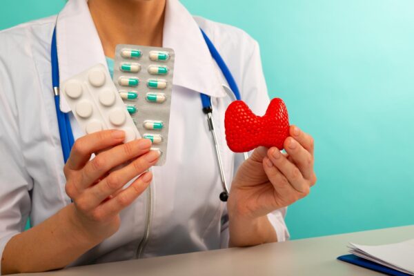 Fier, calciu și tratament pentru tiroidă: ce interacțiuni se discută cu medicul