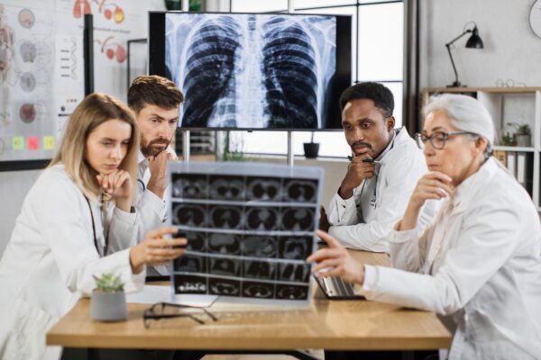 CT pulmonar cu contrast sau fără: de ce alegerea depinde de suspiciune