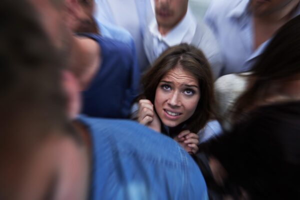 Anxietate socială: când teama de judecata celorlalți devine o problemă