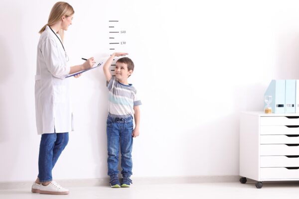 Copil care crește mai lent în înălțime: cum se evaluează curba de creștere