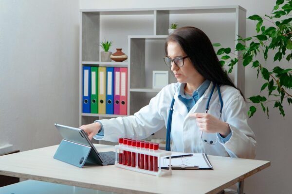 Sideremie și feritină: de ce nu sunt analize interschimbabile