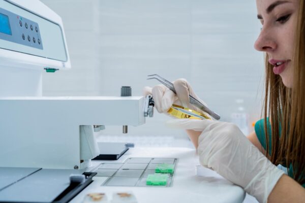 Biopsie chirurgicală: ce se întâmplă cu proba după recoltare