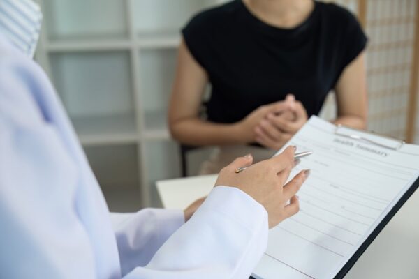 Sindromul ovarelor polichistice: ce presupune evaluarea endocrinologică