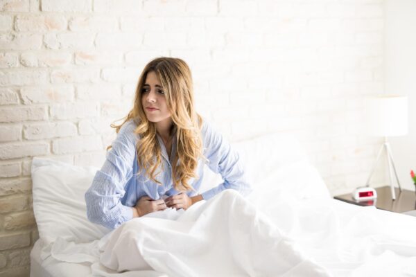 Durere menstruală care îți întrerupe activitățile: când poate avea o cauză tratabilă