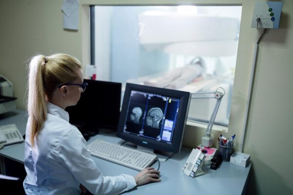 RMN cerebral cu modificări nespecifice: de ce interpretarea depinde de simptome