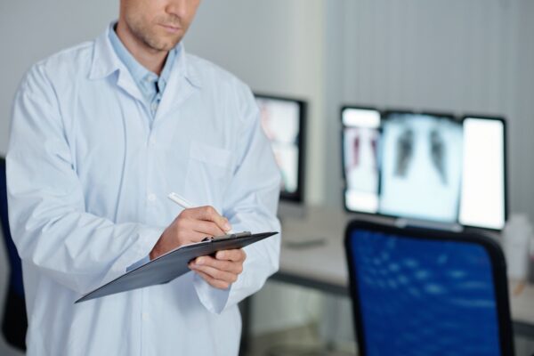 Pneumonia: cum se stabilește dacă îngrijirea acasă este potrivită