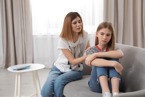 Cum vorbești cu un adolescent care răspunde mereu „nu am nimic”