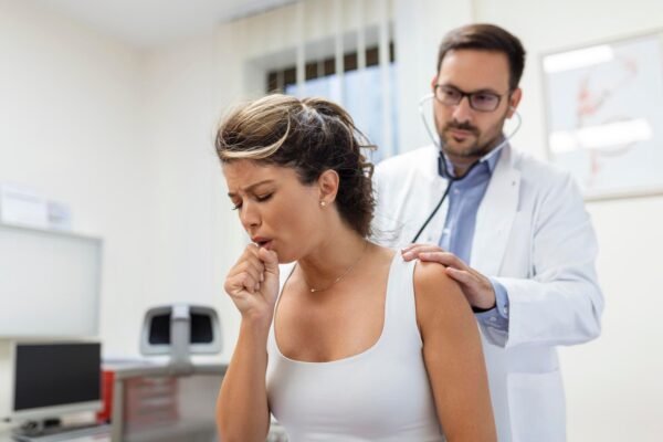 Tuse care durează mai multe săptămâni: când mergi la pneumolog